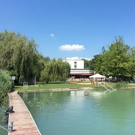 Uni Szálloda 3*